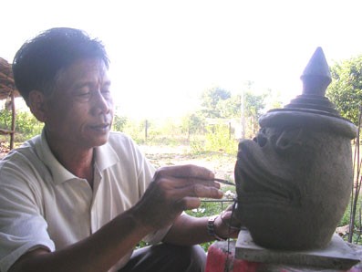 Artisan Lam Phen helps to preserve Khmer traditional arts - ảnh 2